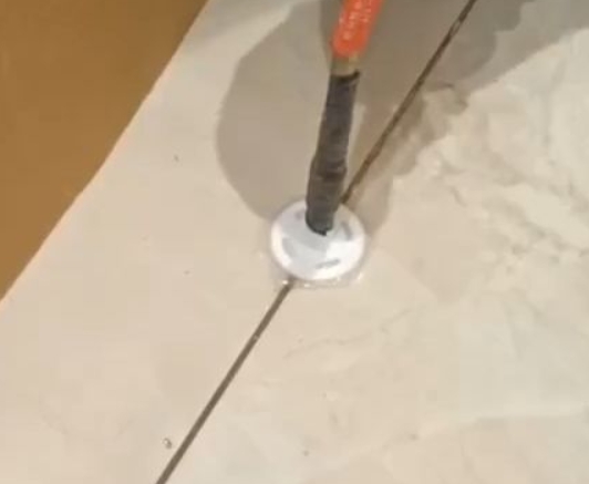 曾都瓷砖空鼓维修公司专业解答瓷砖在铺贴过程中，如果没有涂抹均匀到位的粘结材料（如水泥砂浆或瓷砖胶），可能会导致以下问题